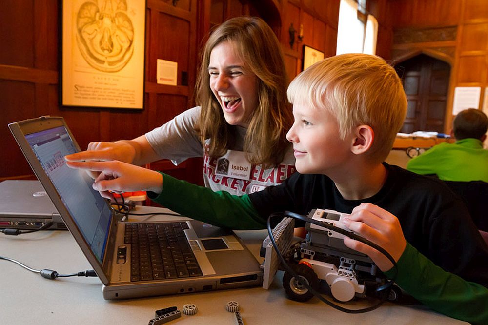 Семейные видео игры. Дети будущего. Робототехника для детей. Кружок робототехники для детей. Ребенок и педагог робототехника.