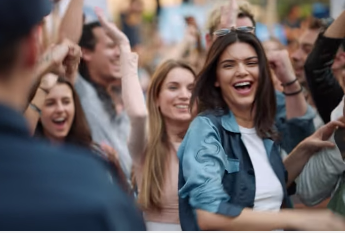 Люди снимающиеся в рекламе. Реклама Pepsi "Kendall Jenner".. Девушки которые снимаются в рекламе. Реклама пепси с Кендалл Дженнер скандал. Pepsi и Кендалл Дженнер.