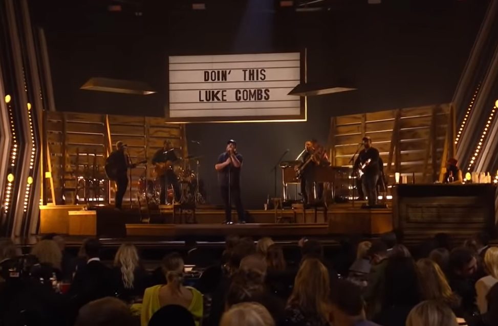 Luke Combs Performs at NFL Thanksgiving Halftime Show (Watch) – Celeb  Secrets Country