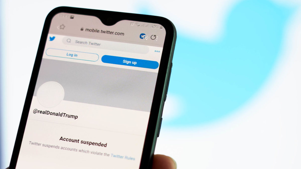 iphone displays Trump's suspended Twitter account