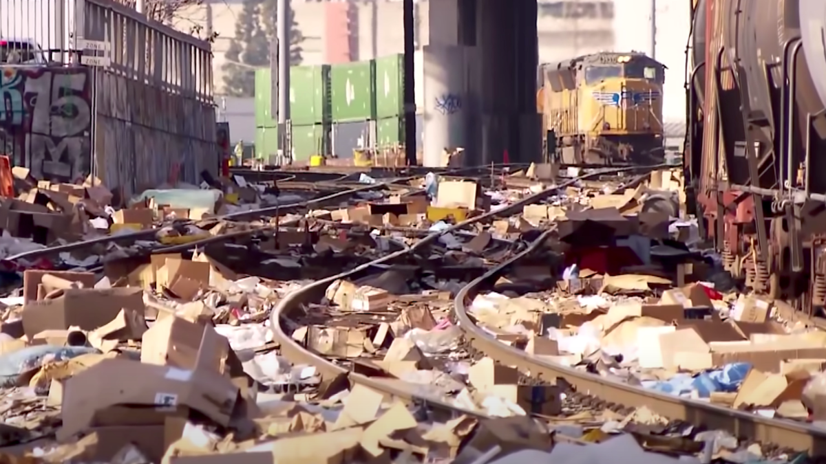 crimes on train tracks - looting in LA, Union Pacific train
