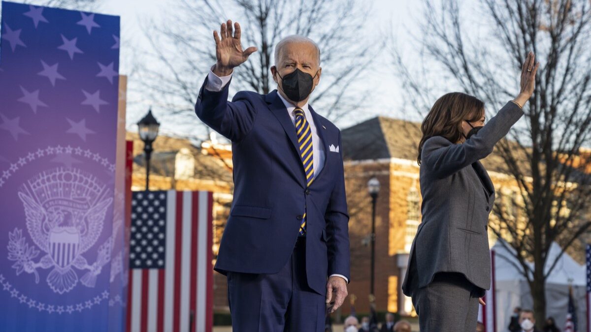 Joe Biden and Kamala Harris wearing facemasks