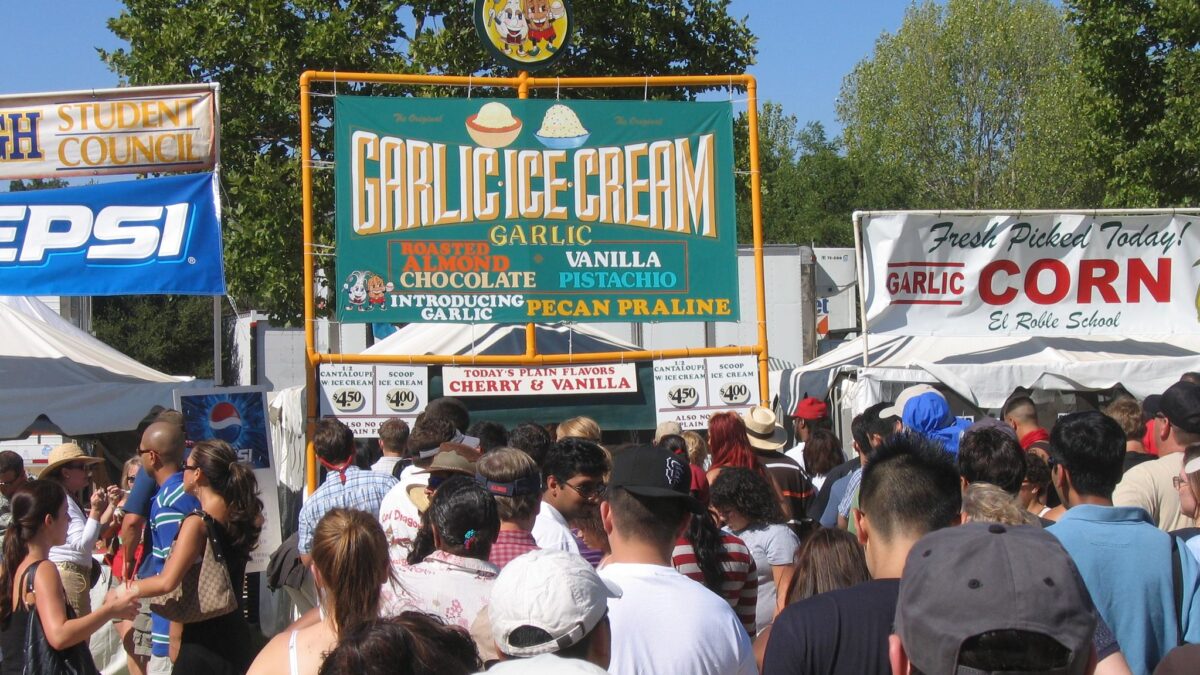 crowds waiting in line for garlic ice cream
