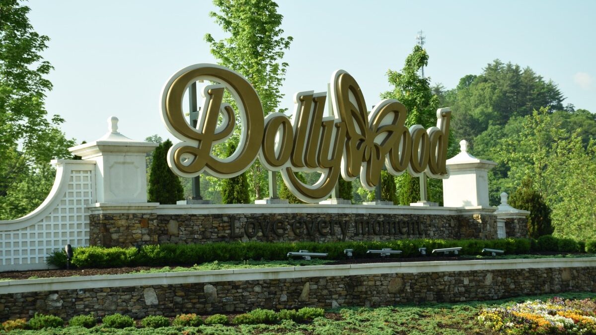 Dollywood theme park sign