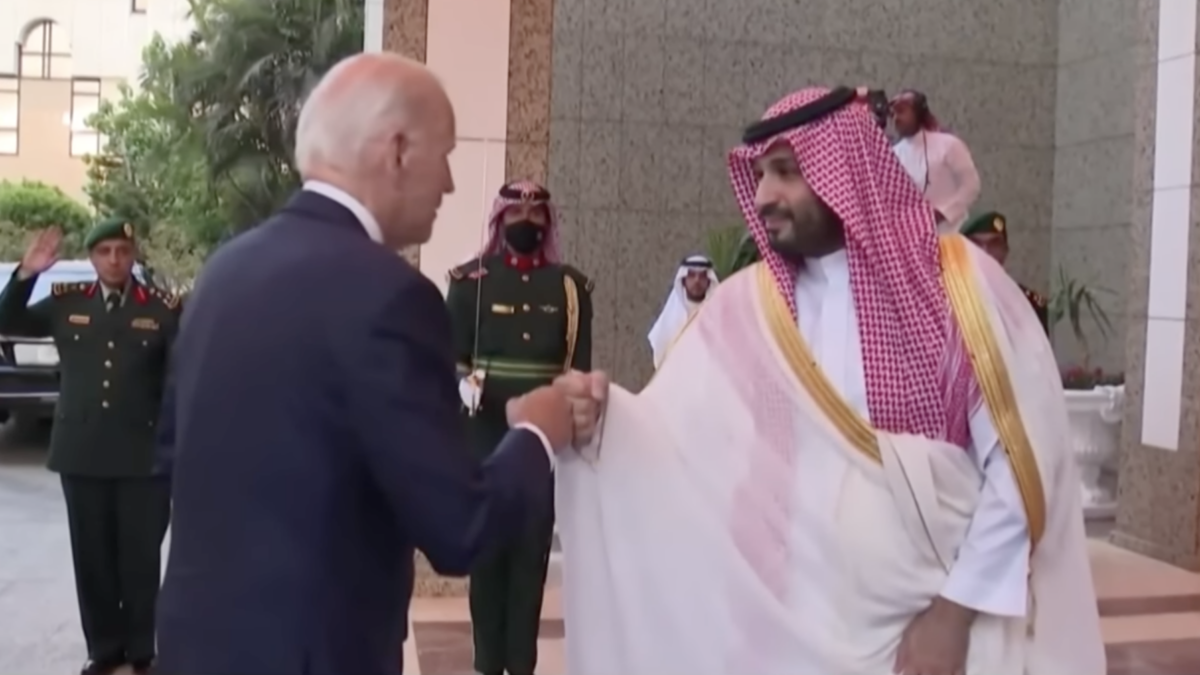 Biden fist-bumping Saudi rince