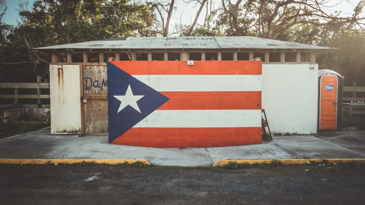 Painting of Puerto Rico flag on the side of a building.