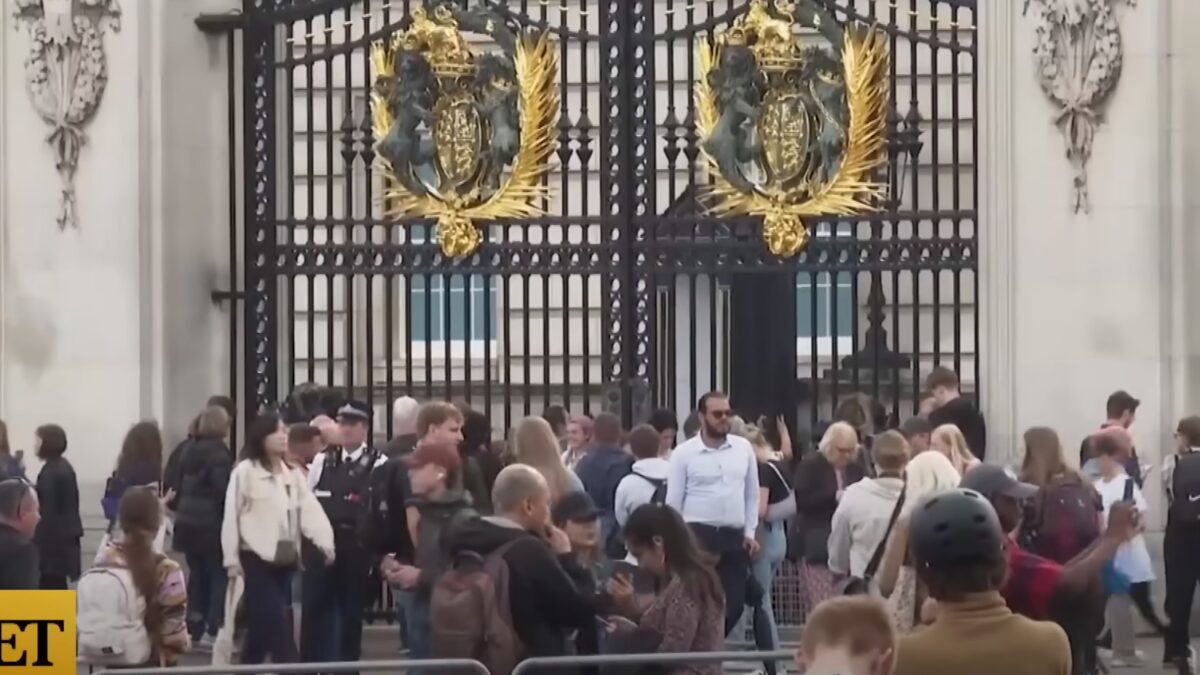 People gathering outside of Buckingham Palace after Queen Elizabeth II's death