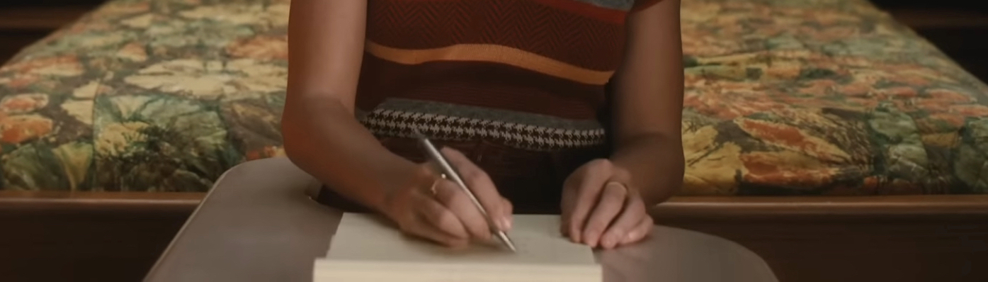 Taylor Swift Holds Her Pen Like An Absolute Psycho