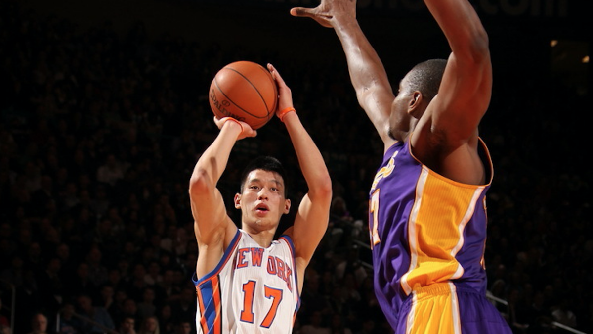 Jeremy Lin shoots against Lakers defense