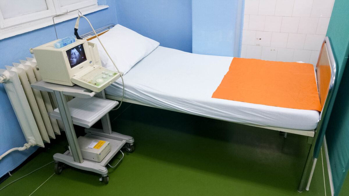 Bed and ultrasound device at a clinical department for gynecology and obstetrics