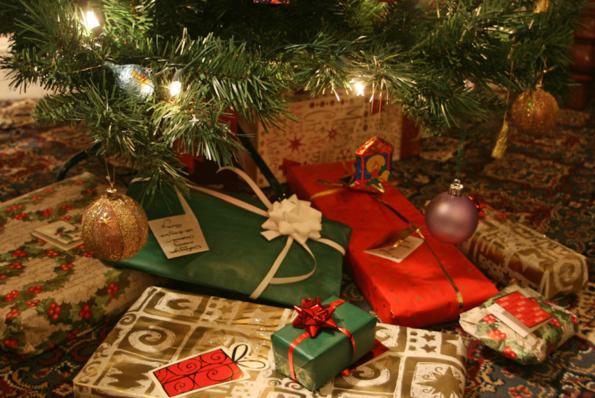 Рождественские подарки под елкой