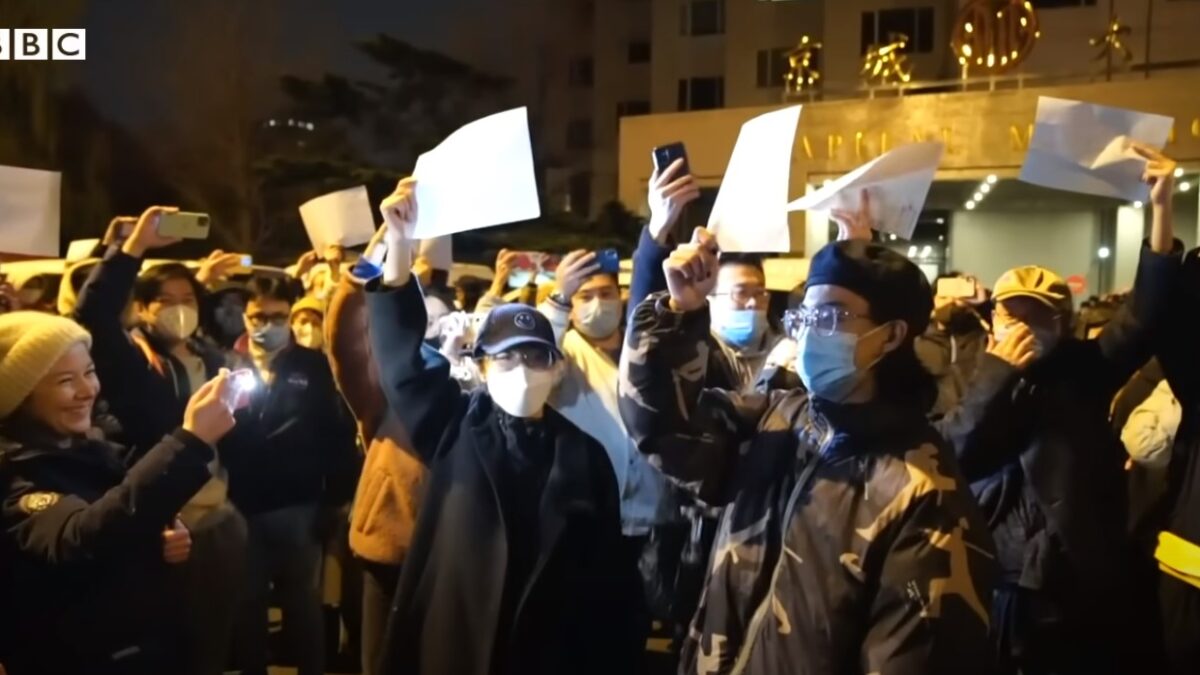 People in China protesting 'zero Covid' policies