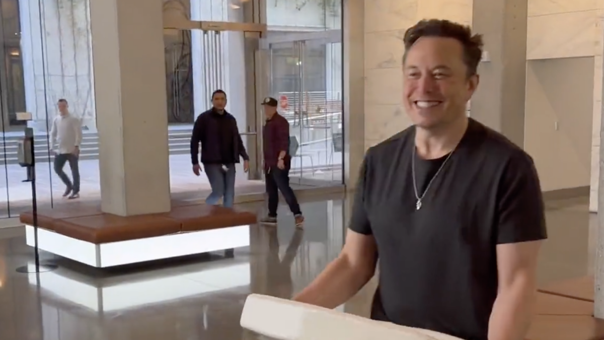 Elon Musk arriving at Twitter
