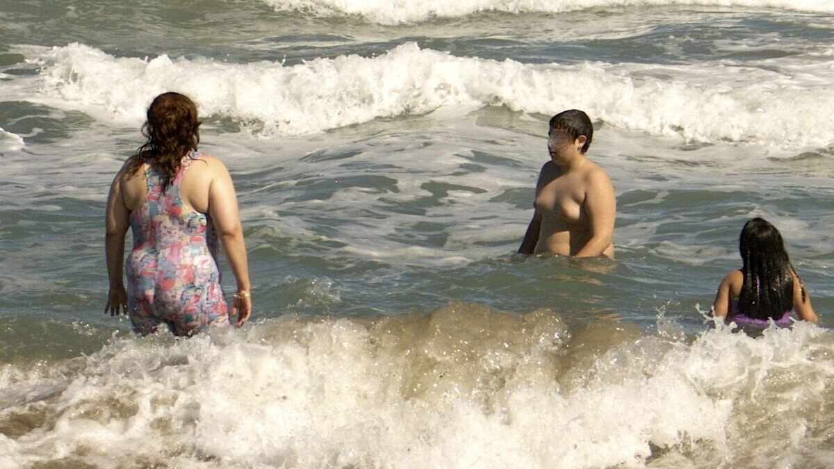 overweight kids in the ocean illustrate Childhood obesity epidemic