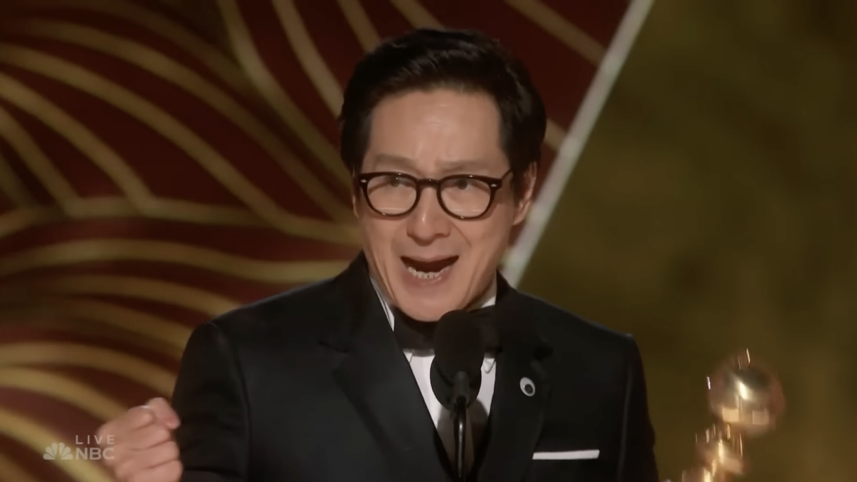 Ke Huy Quan accepting Oscar
