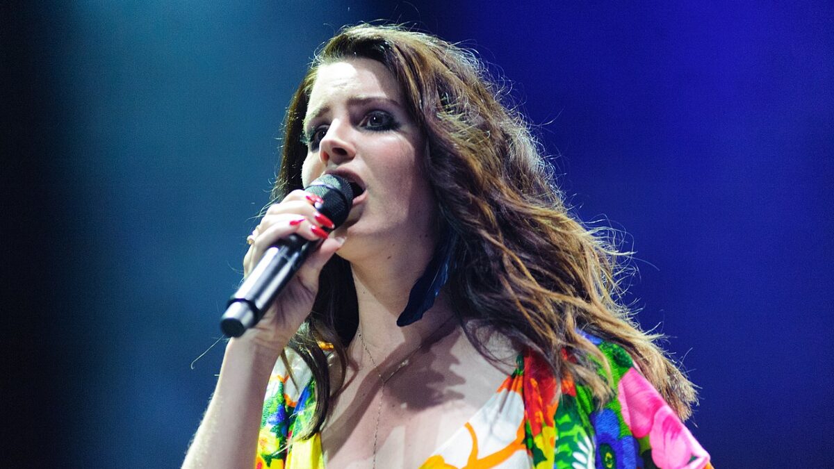 Lana Del Rey performs at 2014 Coachella