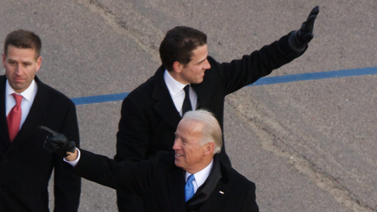 Hunter and Joe Biden waving