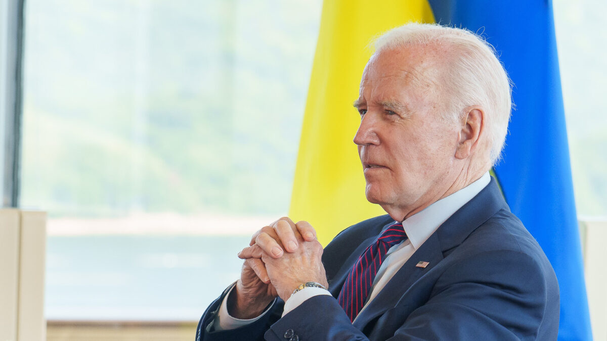 Joe Biden in front of Ukraine flag