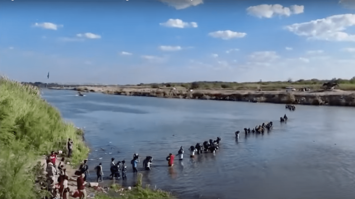 migrants illegally cross Rio Grande