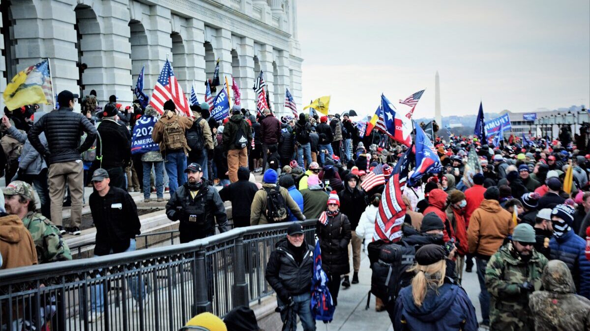 More Released J6 Tapes Show Police Escorting and Fist-Bumping Protesters at the Capitol - Vimarsana News