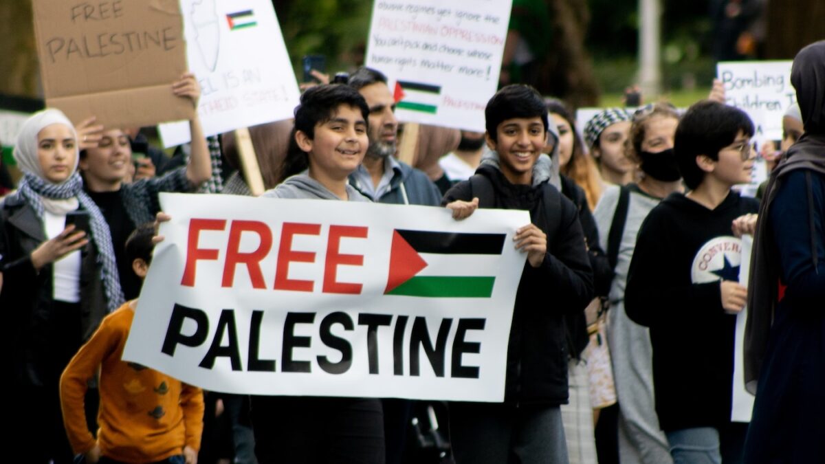 free palestine protesters holding sign