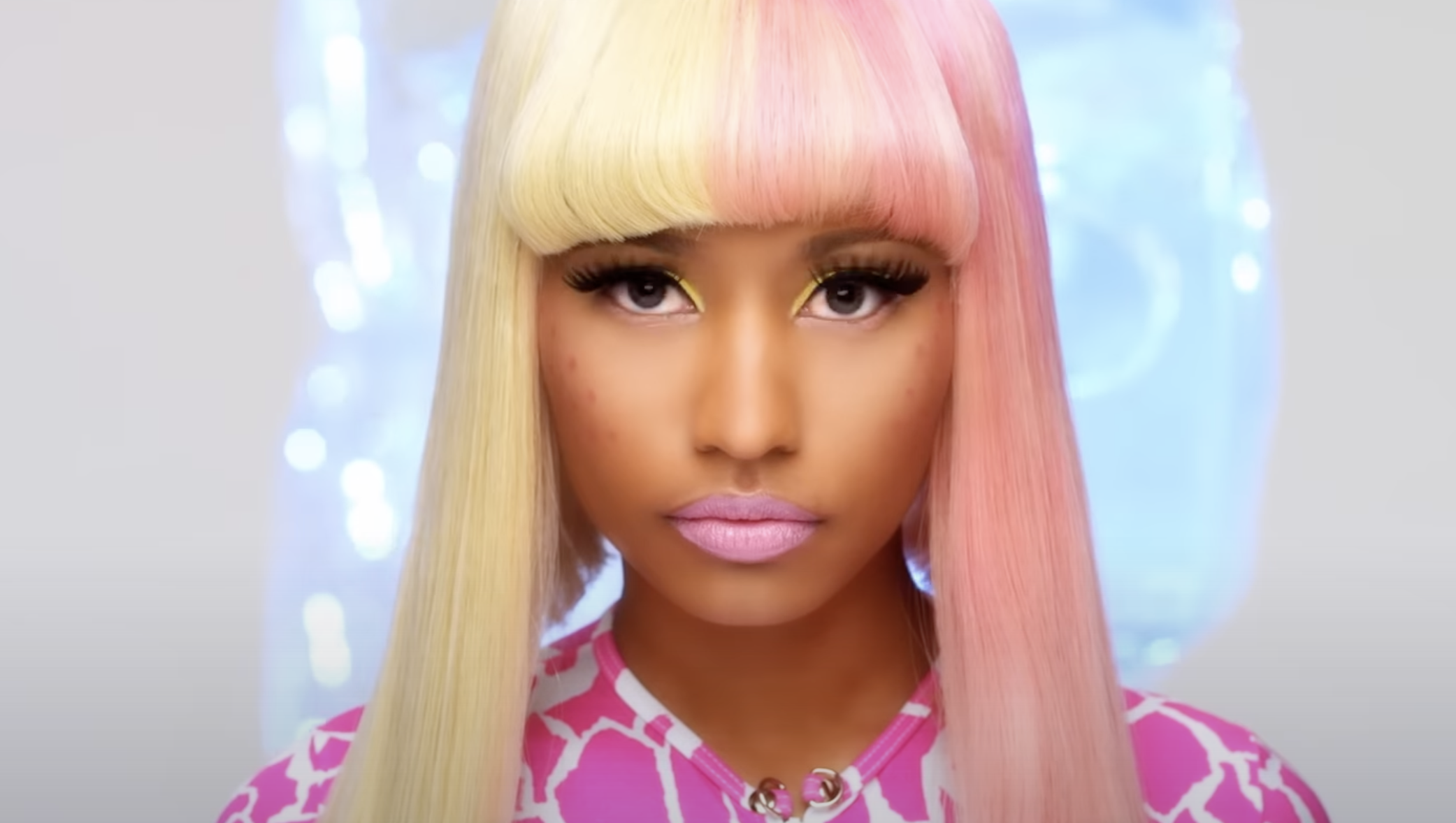 Nicki Minaj's Tiny Waist: Says Big Chest Is 'Misleading' In Video –  Hollywood Life