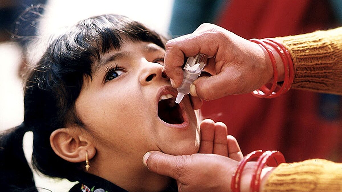 girl getting polio vaxx