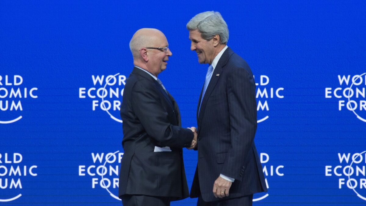 John Kerry and Klaus Schwab shake hands in Davos at WEF
