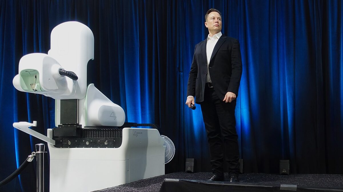Elon Musk giving a Neuralink presentation