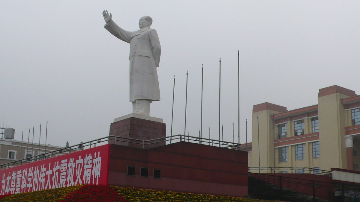statue of Mao Zedong, China
