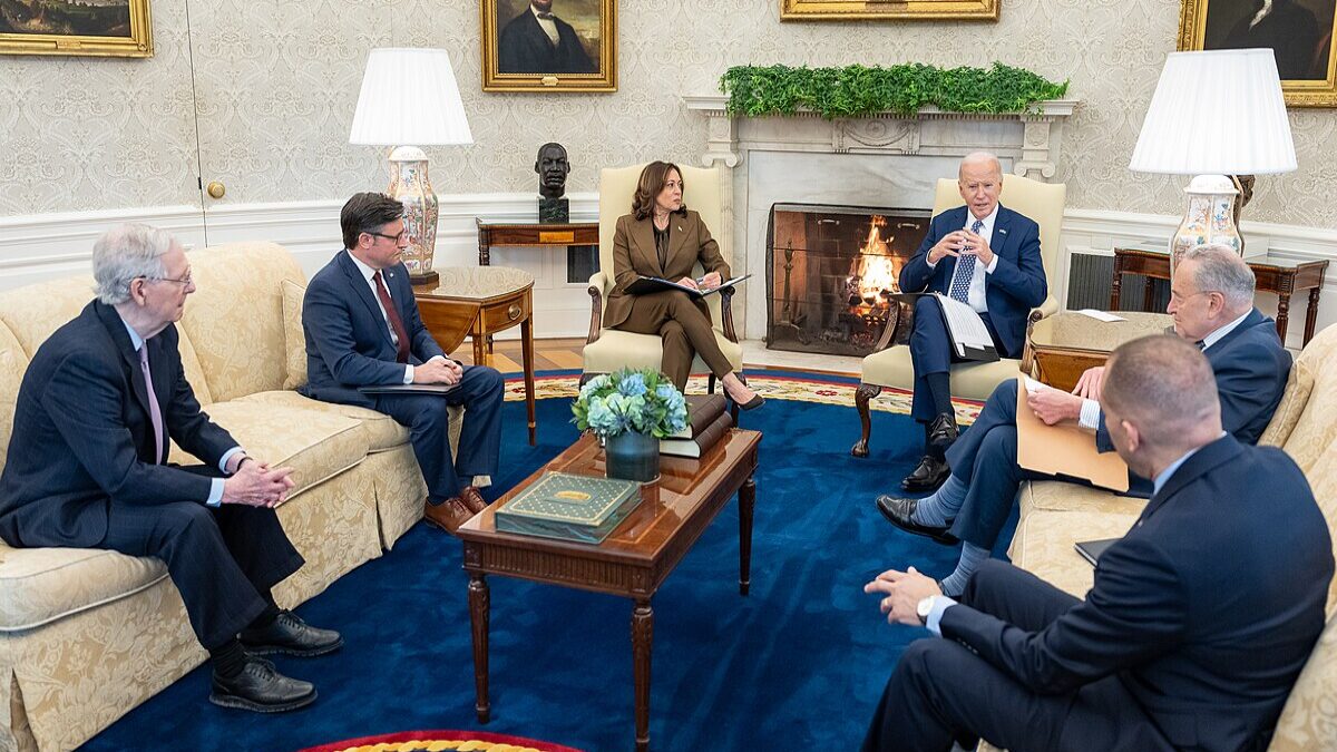Biden, Harris, and congressional leaders holding a meeting.