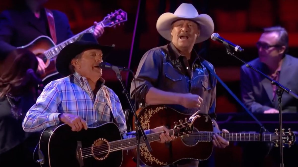 Alan Jackson and George Strait performing.