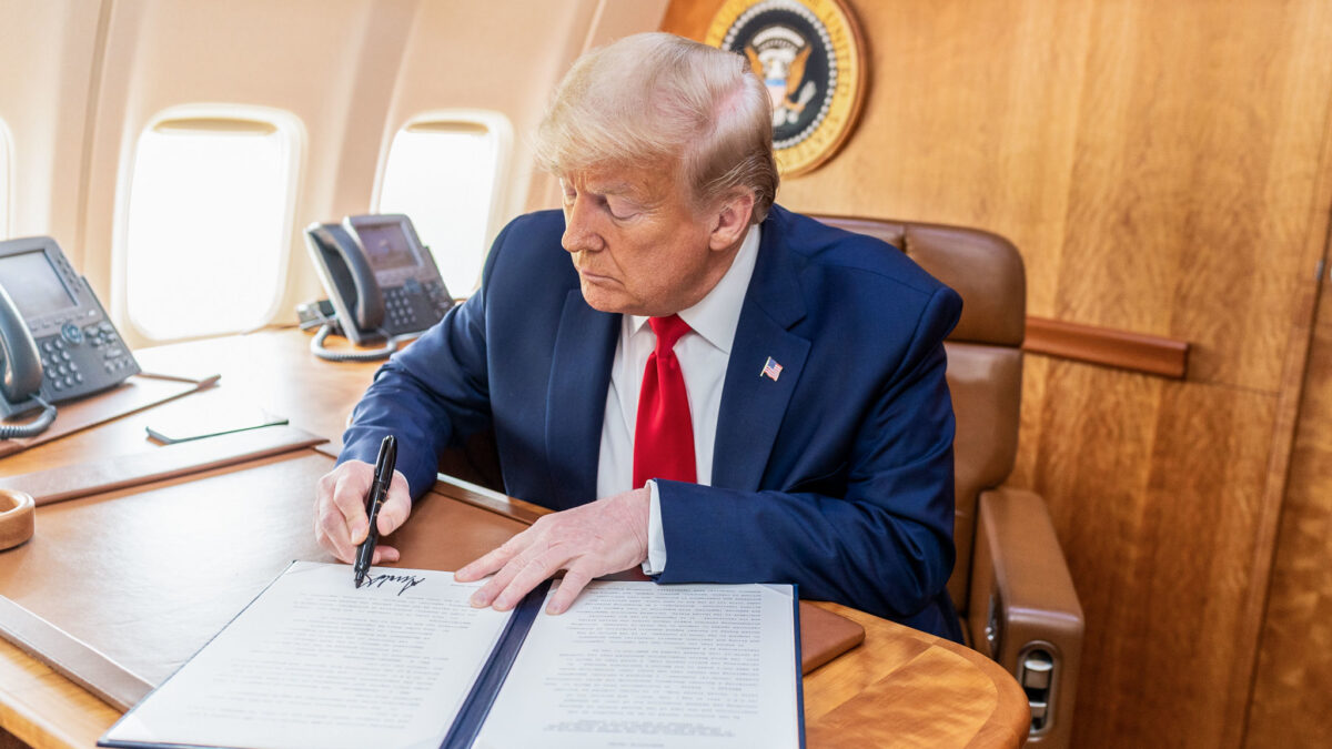 Donald Trump signs executive order