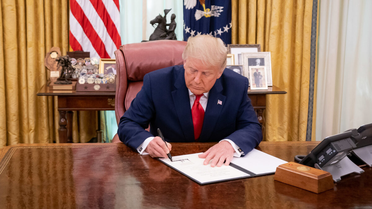 Trump signs pardon