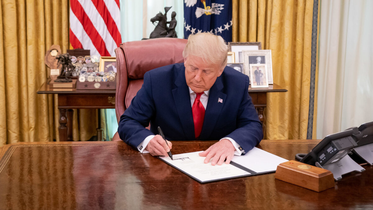 Donald Trump signs pardon