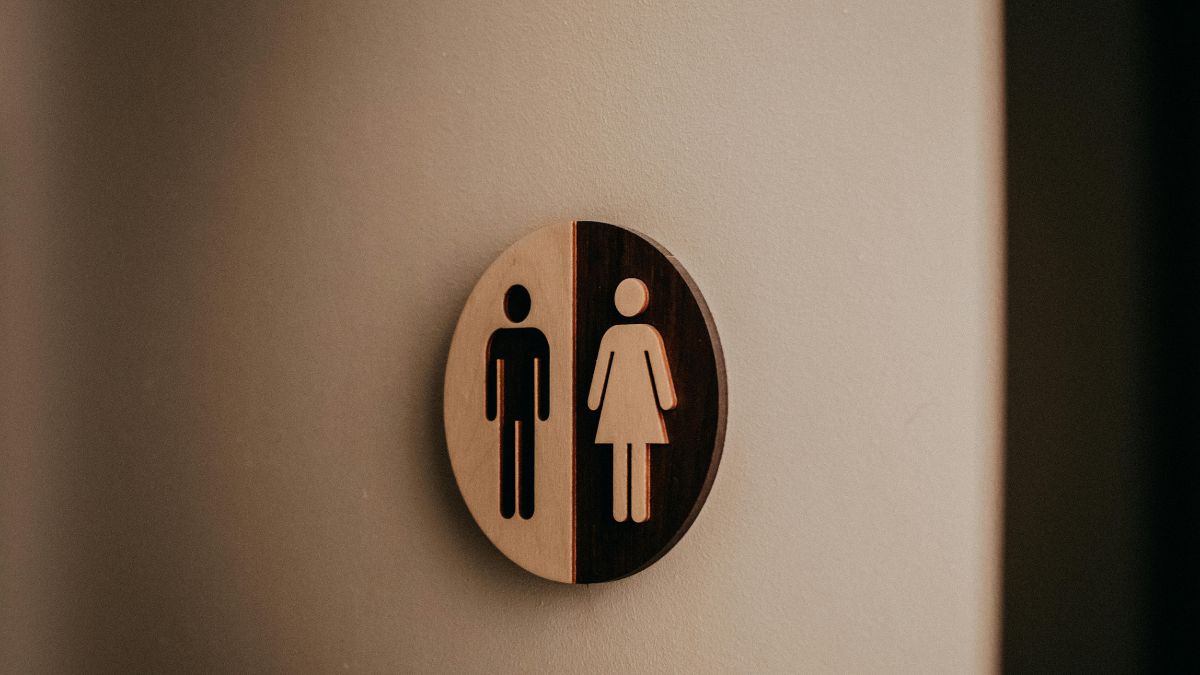 men and women’s bathroom sign