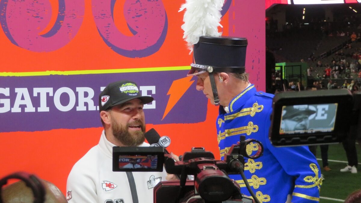 Cooper Manning interviews Travis Kelce at Super Bowl opening night