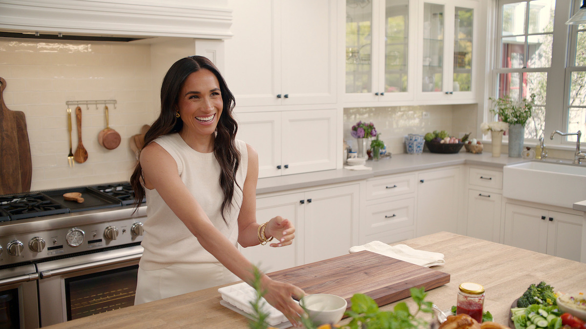 meghan markle fake laughing in her kitchen