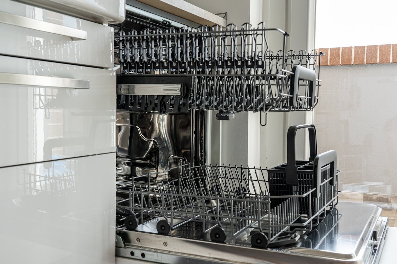 Ladies, You’re Loading The Dishwasher All Wrong. Here’s How To Do It The Right Way