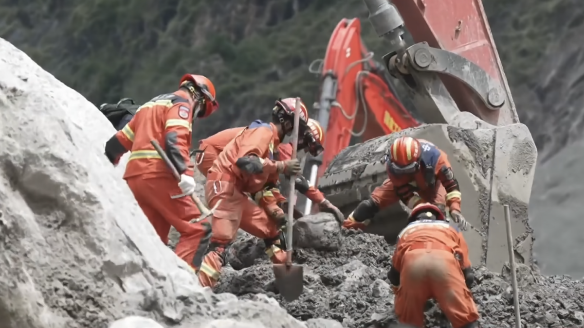 crews did out flood damage in Tibet